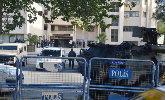 Polis, çevrede yoğun güvenlik önlemi alırken belediyenin çevresi bariyerlerle kapatıldı. Cumali Atilla'nın binaya girişinden sonra bazı belediye çalışanları binadan ayrıldı.