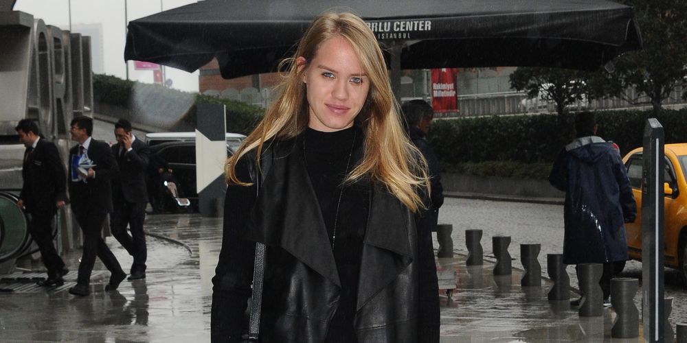 Yağmurlu havada AVM'de tur attı