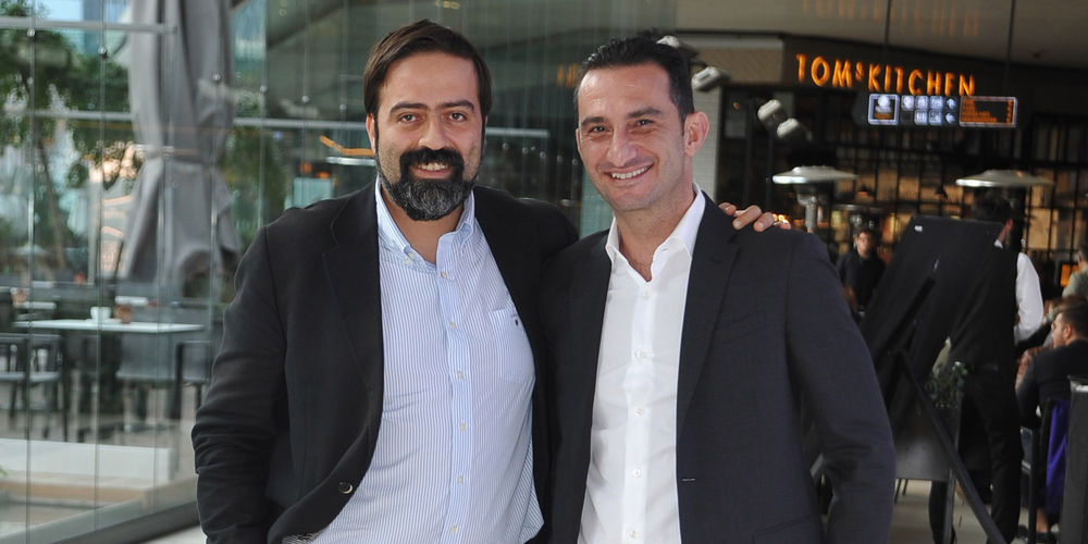 Arkadaşıyla yemek yedi