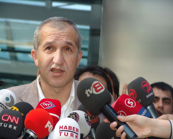 Cumhuriyet gazetesi yönetici ve yazarları hakkında yürütülen soruşturma kapsamında Akın Atalay hakkında yakalama kararı çıkarılmıştı.