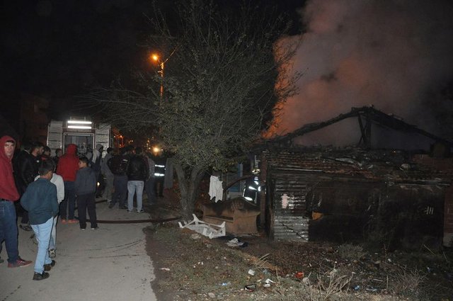Bursa'da 3 ailenin yaşadığı ev kül oldu