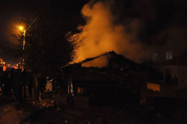 Bursa'da 3 ailenin yaşadığı ev kül oldu