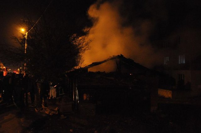 Bursa'da 3 ailenin yaşadığı ev kül oldu