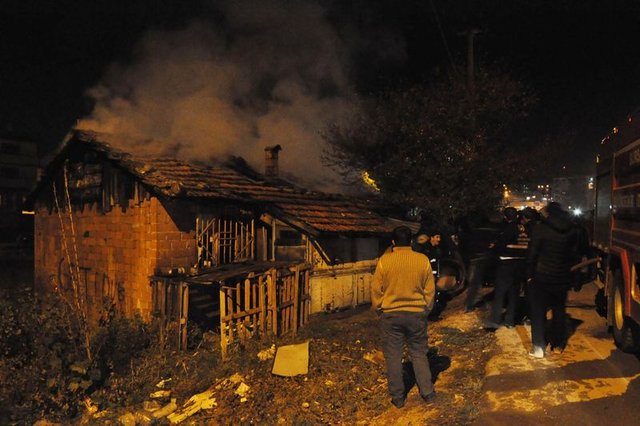 Bursa'da 3 ailenin yaşadığı ev kül oldu
