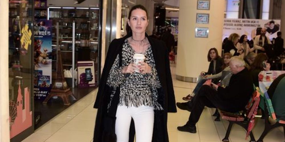 Kahvesi elinde alışverişte