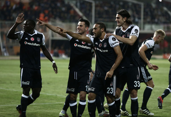  Cenk Tosun'un Beşiktaş formasıyla Süper Lig'de gol attığı maçları takımı kaybetmedi. (17 maç / 13 galibiyet-4 beraberlik)