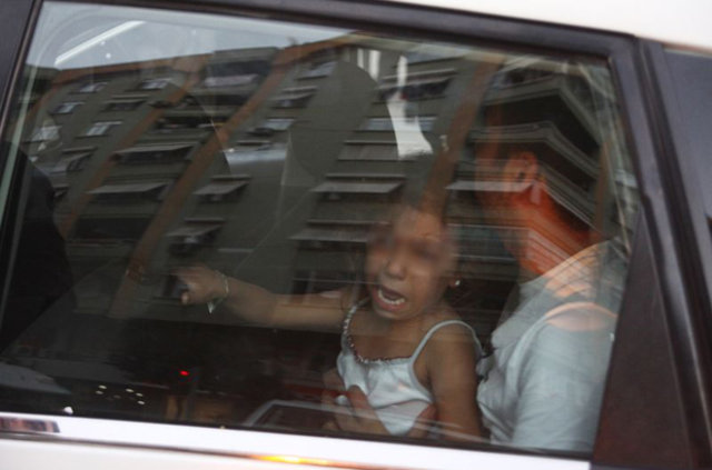 Adanaspor taraftarı, içerisinde 3 yaşında bir kız çocuğunun olduğu aracı taşladı