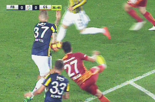 Fenerbahçe - Galatasaray derbisinde penaltı tartışması