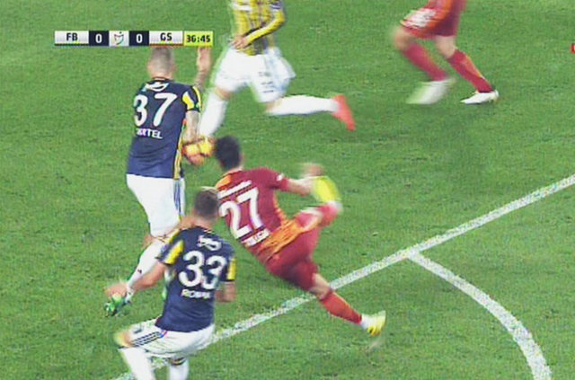 Fenerbahçe - Galatasaray derbisinde penaltı tartışması