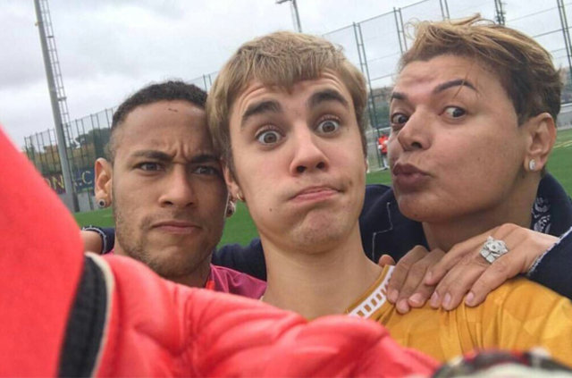 Dünyaca ünlü 22 yaşındaki Kanadalı şarkıcı Justin Bieber İspanya devi Barcelona'nın antrenmanına katıldı.