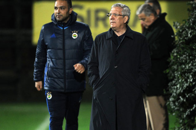 Fenerbahçe başkanı Aziz Yıldırım, derbi öncesi Galatasaray'ın 11'ini bildi