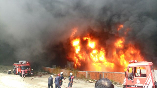 SON DAKİKA! Bayrampaşa'da Kilimciler Sanayi Sitesi'nde yangın