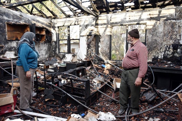 Antalya'da evi yanan çift sokakta kaldı
