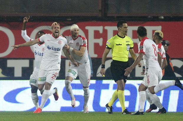Trabzonspor'u deplasmanda 1-0 yenen Antalyaspor'da uçakta prim sevinci