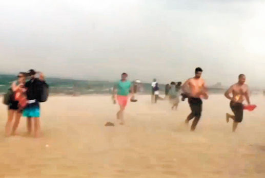 Avustralya halkı fırtınaya plajda yakalandı
