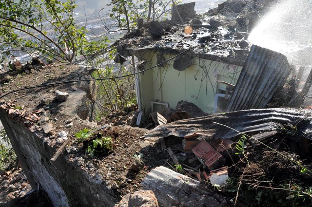 Trabzon'da yamaçtan kopan kayalar evlerin üzerine düştü