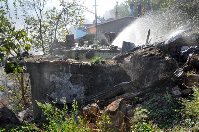 Trabzon'da yamaçtan kopan kayalar evlerin üzerine düştü