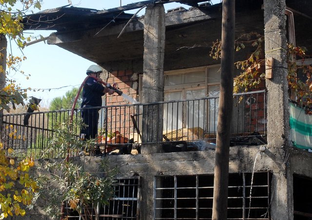Antalya'da bir evde yangın çıktı