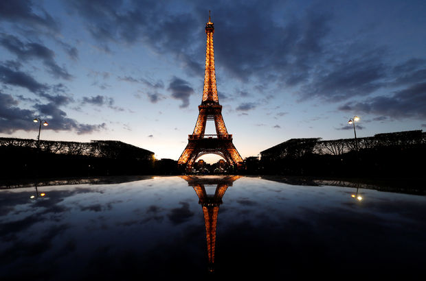 Eiffel Kulesi'nin merdivenleri satıldı!