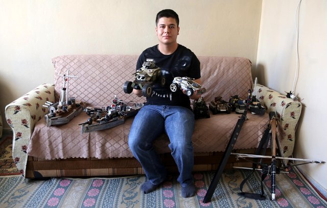 Mersin'de liseli Ahmet atık malzemelerle maket yapıyor