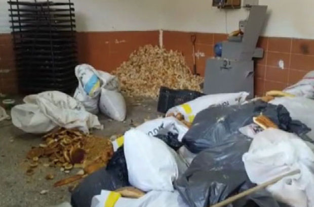 Esenyurt'ta çöpten toplanan ekmeklerle pasta yapıldığı tespit edildi