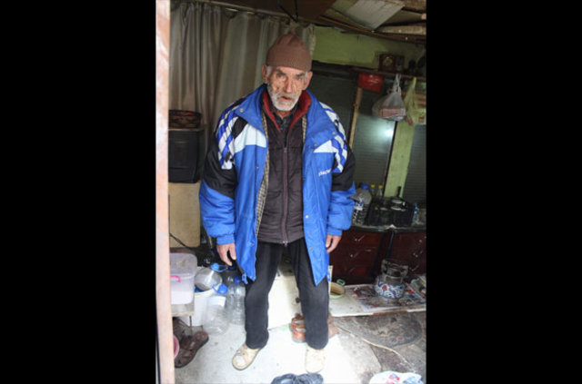 Bursa'da yaşayan yaşlı adam demir barakada kalıyor