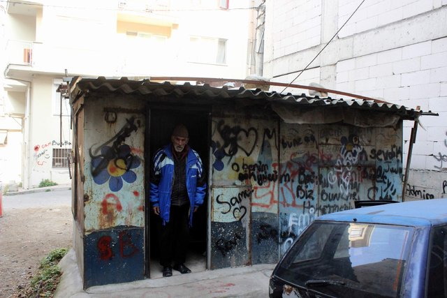 Bursa'da yaşayan yaşlı adam demir barakada kalıyor