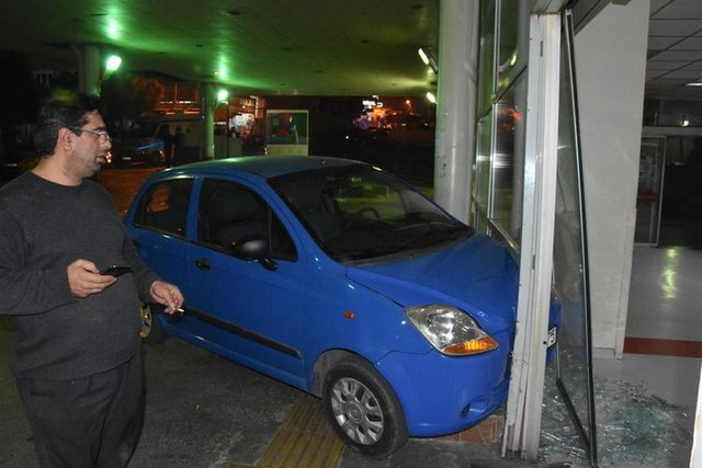 İzmir'de bir kadın sürücü fren yerine gaza basınca acil servise girdi