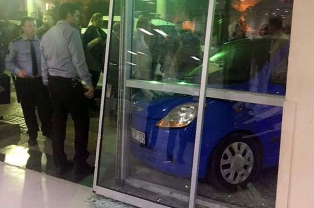 İzmir'de bir kadın sürücü fren yerine gaza basınca acil servise girdi