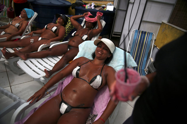 Kadınlar bikini izi için koli bandıyla güneşleniyor