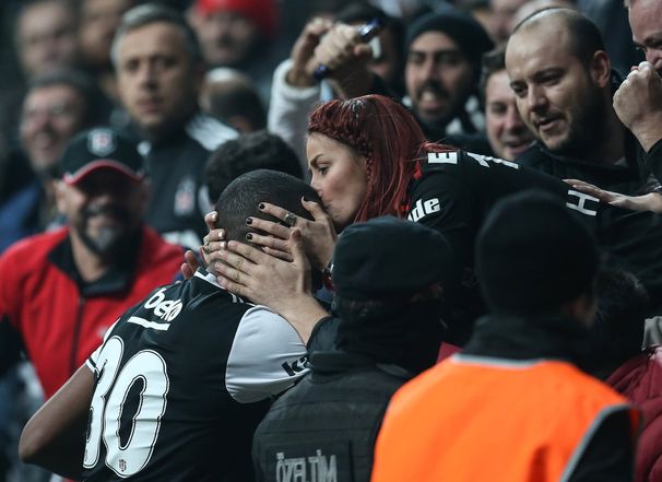 Beşiktaşlı bir taraftar, beraberlik golünü atan Marcelo'nun kafasını öptü...