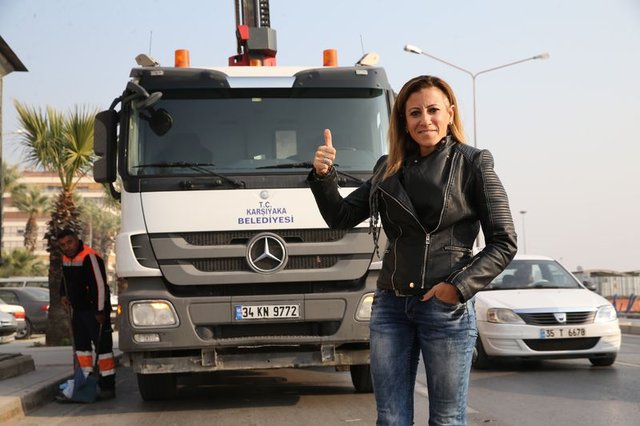 İzmir'de çöp kamyonu şoförlüğü yapan kadın görenleri şaşırtıyor