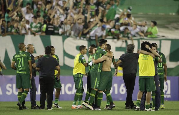 Sudamericana Kupası yarı finalinde San Lorenzo'yu eleyen Chapecoense takımı oyuncuları böyle sevinmişti.
