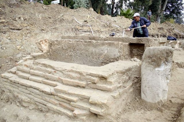 Antalya'da yurt inşaatı kazısından antik mezar çıktı