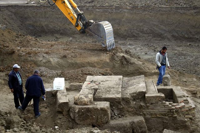 Antalya'da yurt inşaatı kazısından antik mezar çıktı