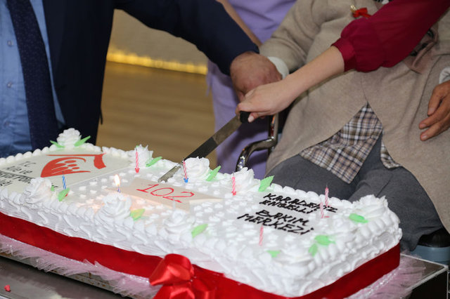Selvi Kaynar'a 102. yaşında doğum günü partisi