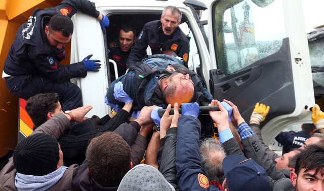 Ankara'da hafriyat kamyonu ile belediye otobüsü çarpıştı: 11 yaralı