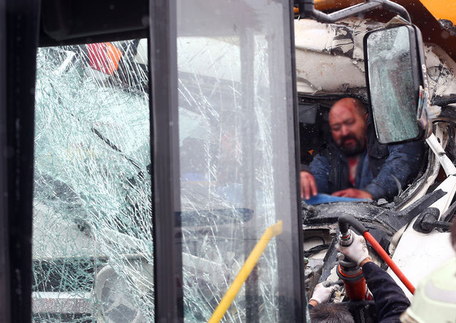 Ankara'da hafriyat kamyonu ile belediye otobüsü çarpıştı: 11 yaralı