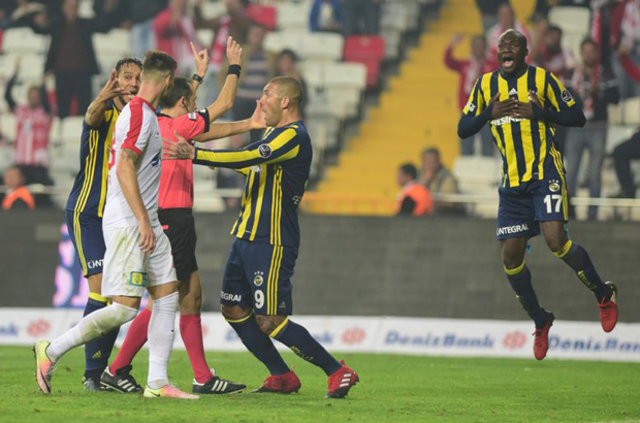 Antalyaspor Fenerbahce Macinin Tartisilan Pozisyonlari Futbol Haberleri