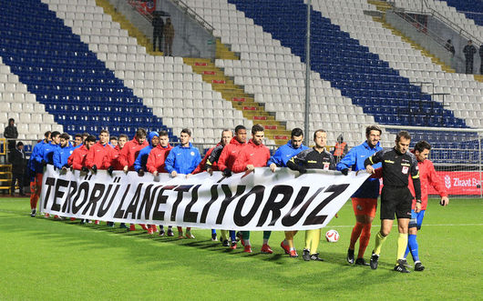 Recep Tayyip Erdoğan Stadı'nda oynanan karşılaşmada, futbolcular sahaya &quot;Terörü Lanetliyoruz&quot; yazılı pankartla çıktı.