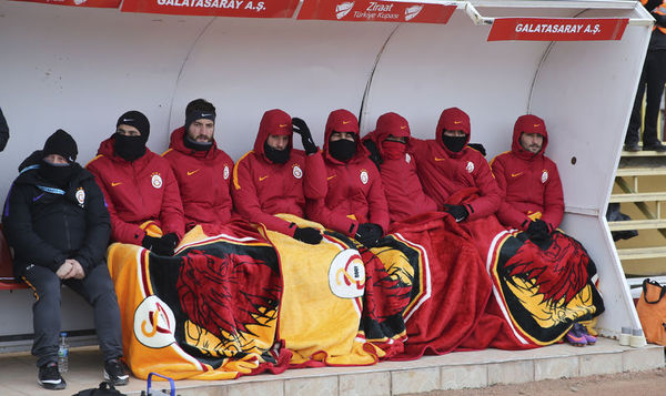 24 Erzincanspor ile Galatasaray, Erzincan 13 Şubat Stadı’nda karşılaştı. Yedek kulübesindeki futbolcular soğuktan etkilendi.