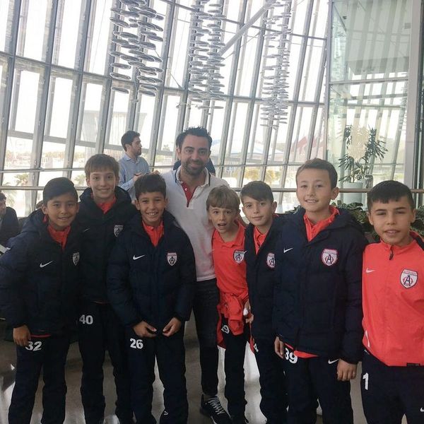 Altınordu U11 ve U12 takımı futbolcuları, Xavi ile tanıştı.