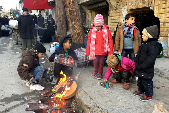 Halep'te siviller tahliye edilmeyi bekliyor.