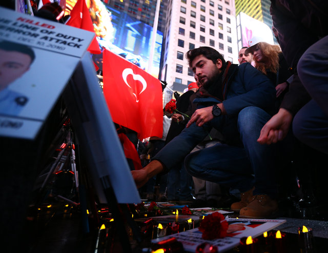 New York polisi, Times Meydanı'nda İstanbul saldırısı şehitlerini andı