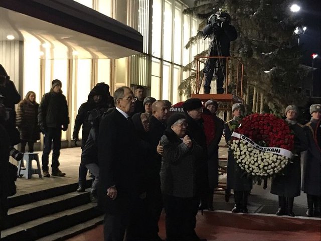 Bakan Mevlüt Çavuşoğlu Rus Büyükelçi Andrey Karlov'un ailesinin yanından ayrılmadı