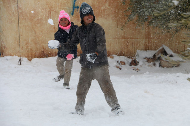 Suriye'deki kar yağışı çileye dönüştü