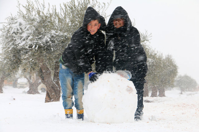 Suriye'deki kar yağışı çileye dönüştü
