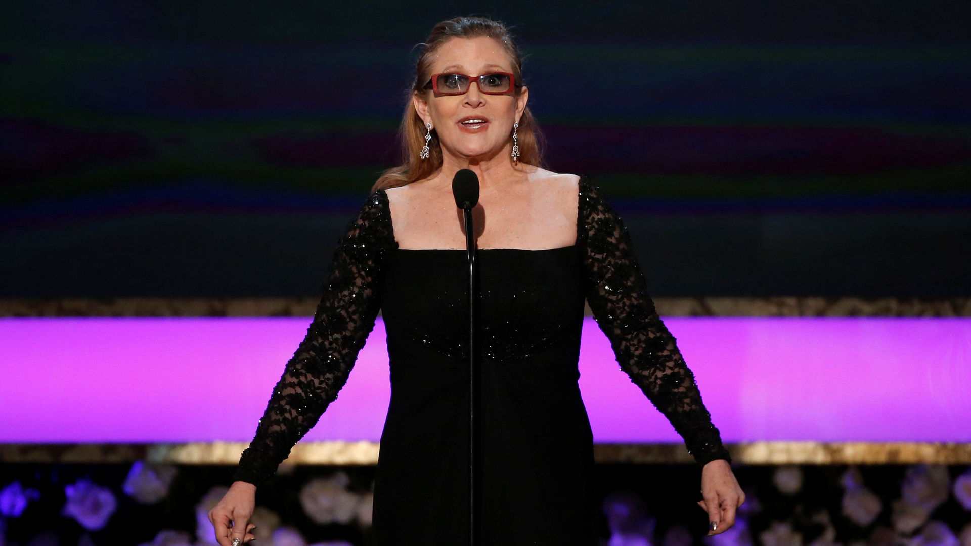 Carrie Fisher uçakta kalp krizi geçirdi Carrie Fisher uçakta kalp krizi geçirdi