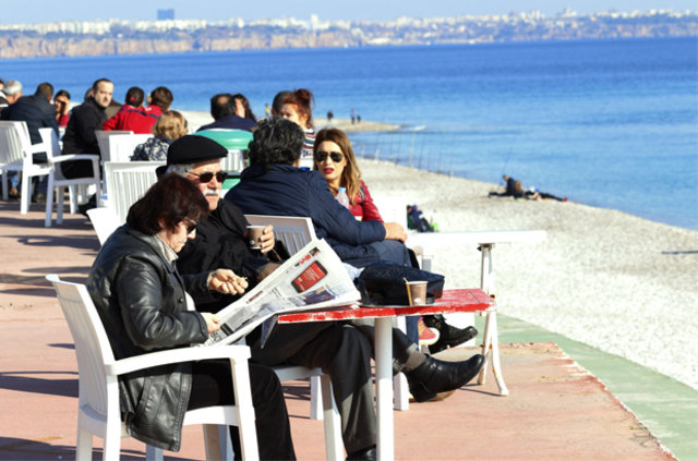 Antalya'da kar manzaralı deniz keyfi, Antalyalılar kış ortasında güneşin keyfini çıkardı