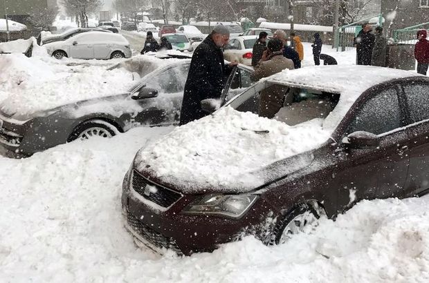Erzurum'da çatıdan düşen kar kütlesi, 3 otomobili hurdaya çevirdi